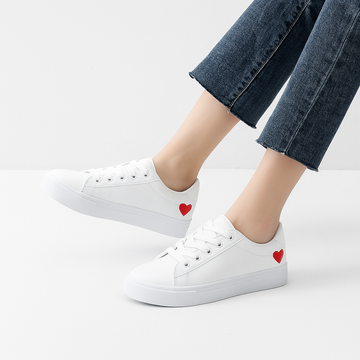 Baskets Blanches Basses avec Détail Cœur Rouge – Charme & Confort au Quotidien